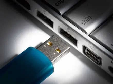 Si të rikuperoni skedarët nga një flash drive i dëmtuar