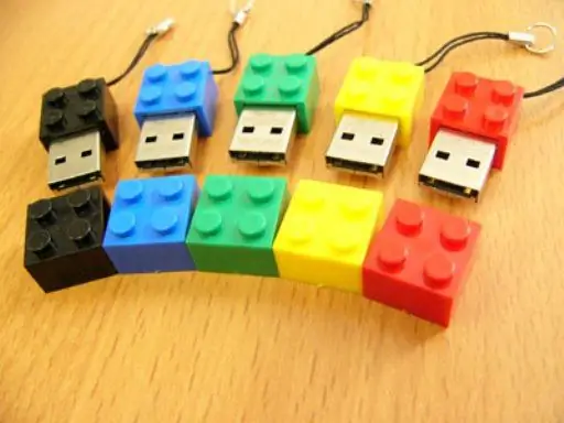 Yuav ua li cas thiaj ua lub multiboot USB flash drive siv YUMI