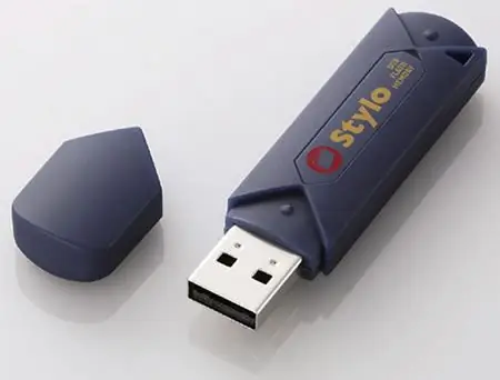 Jinsi ya kuunda muundo wa gari la USB ikiwa diski imehifadhiwa kwa maandishi