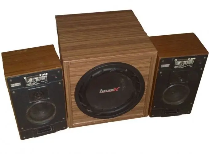 Bagaimana menghubungkan subwoofer aktif ke komputer