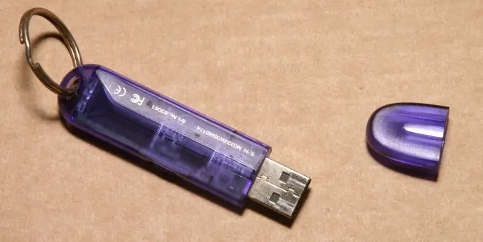 Hoe om vanaf 'n rekenaar na 'n USB-stick te skryf