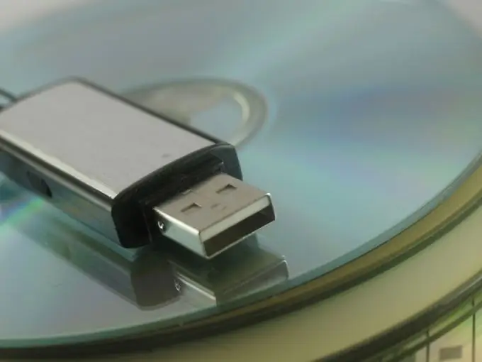 Πώς να καθαρίσετε μια μονάδα flash USB