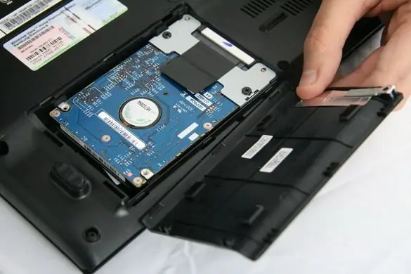 Yuav ua li cas rau nruab ib lub hard drive hauv lub laptop