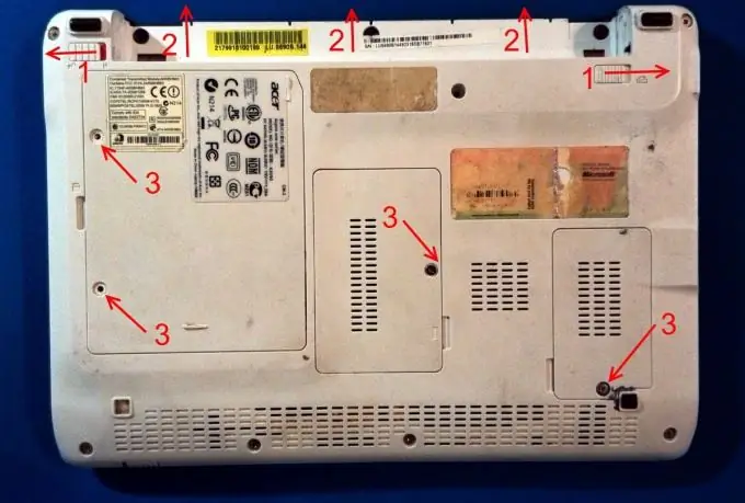 Die verwydering van die battery van die Acer Aspire One netbook