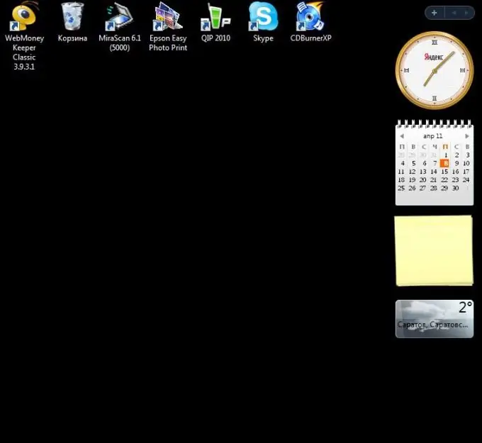 Desktop kompjuter me widget. Më e ulta është informuesi i motit