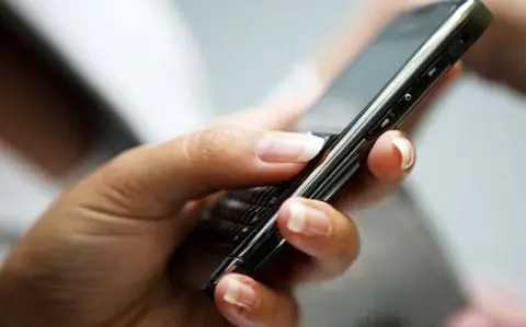 Sådan sendes en SMS fra en computer til en telefon