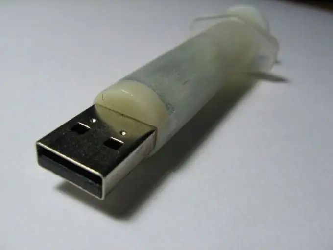 Kako namestiti sistem z bliskovnega pogona USB