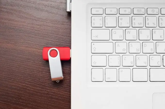 Cómo crear una unidad flash USB de arranque para cualquier versión de Windows