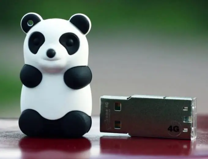 Hoe om 'n kode op 'n USB-stick te plaas