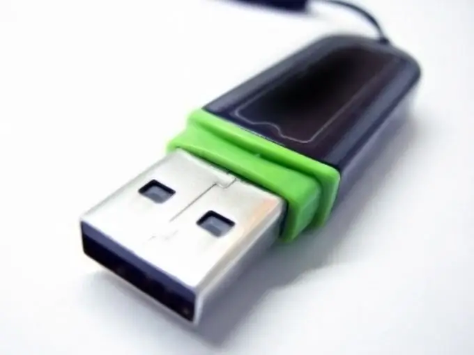 Paano sunugin ang isang pelikula sa isang USB flash drive