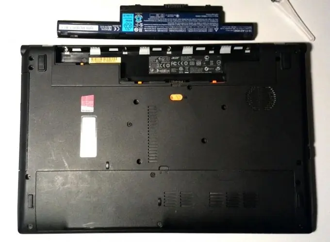 Deconectați bateria laptopului Acer Aspire V3-571G