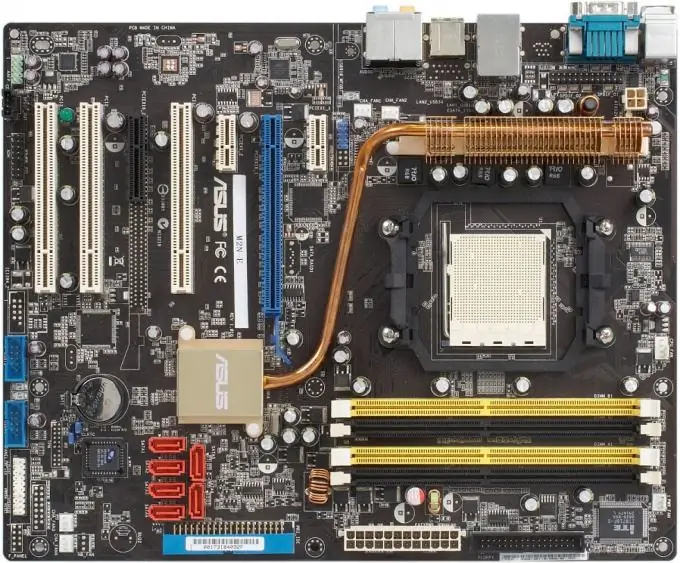 Das Motherboard ist ein wichtiger Bestandteil der Systemeinheit