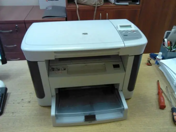 כיצד לפרק מדפסת לייזר HP LaserJet M1120 MFP (מדריך צעד אחר צעד)