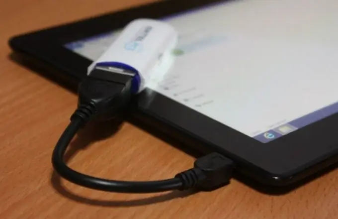 Kuunganisha gari la USB flash kwenye kompyuta kibao