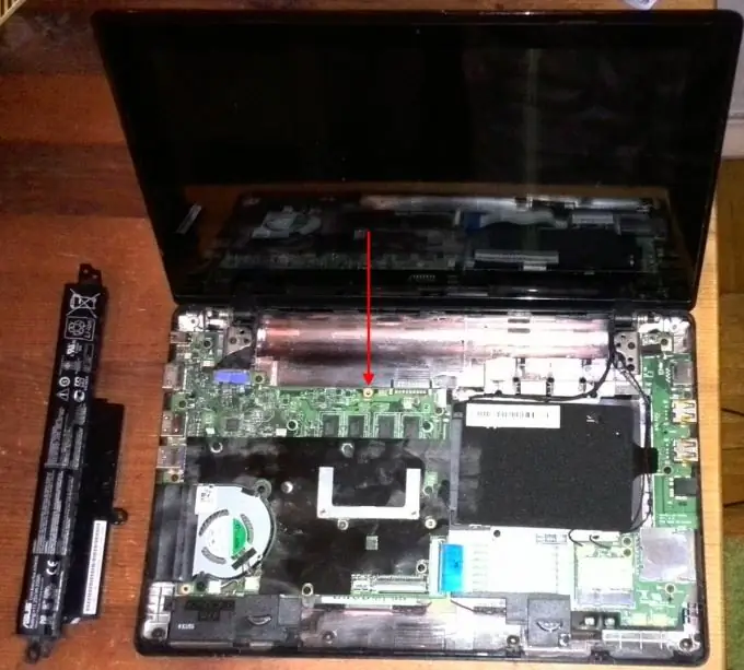 Extracció de la bateria del portàtil Asus X200L