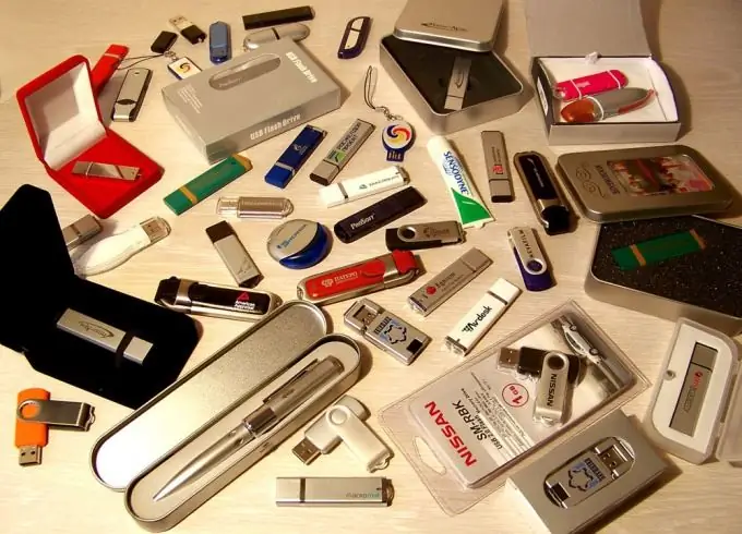 Cara menemukan nomor seri flash drive