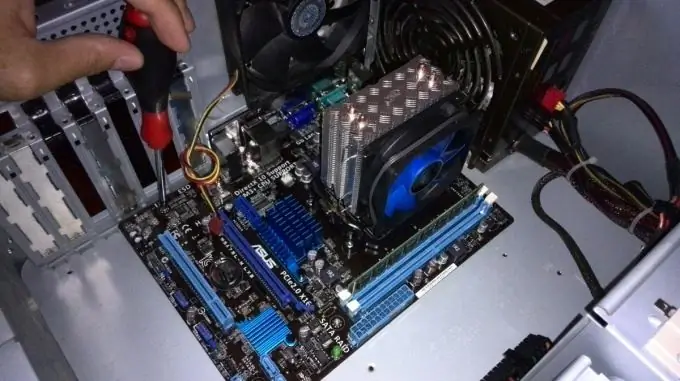 Memasang motherboard ke unit sistem