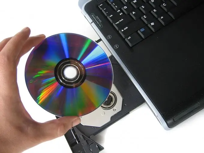 Hoe om DVD-rom te sit