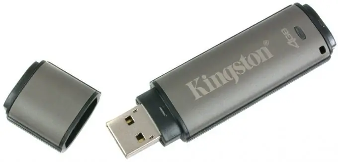 Yuav ua li cas dhos ua ke nrog USB flash drive