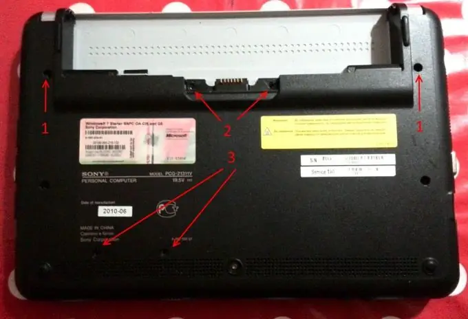 Buka sekrup di bagian bawah netbook Sony Vaio PCG-21311V