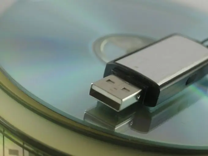 Slik sletter du en fil fra en USB-flashstasjon