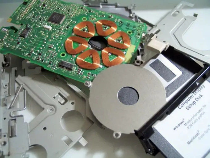 How to change the floppy drive on a laptop