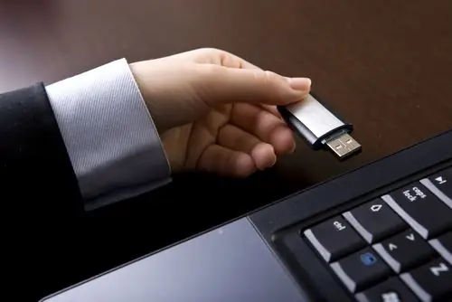 USB flash sürücü nasıl takılır