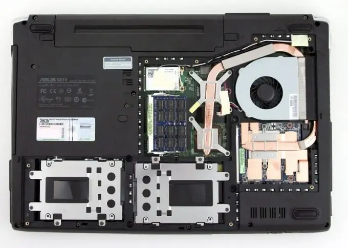 How to insert a disc into a laptop