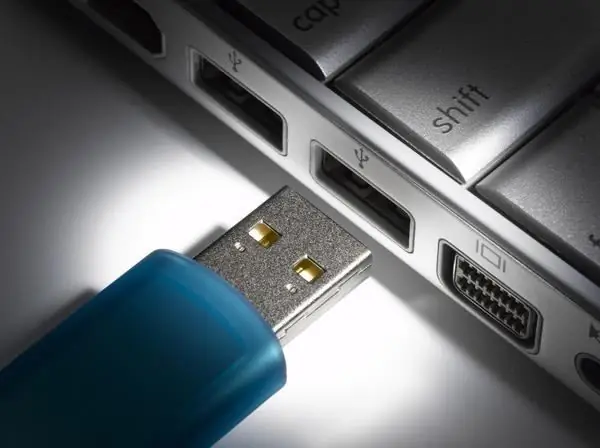 Com esborra una entrada sobre una unitat flash USB